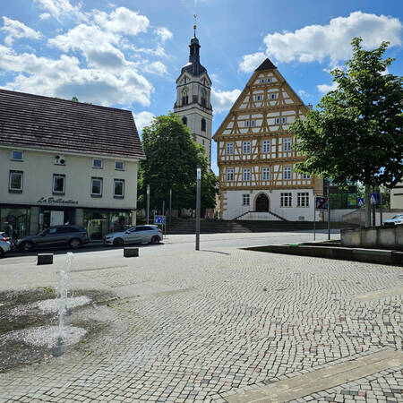 014_002 Das Bild zeigt eine große Fläche und im Hintergrund ein historisches Gebäude - Das Obere Schloss