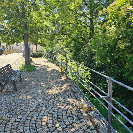 014_003 Ein romantischer Ort mit schönem Schatten und einer Bank am Fluss