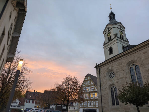 015_002 Das Bild zeigt einen herrlichen Abendhimmel, umrahmt von historischen Gebäuden