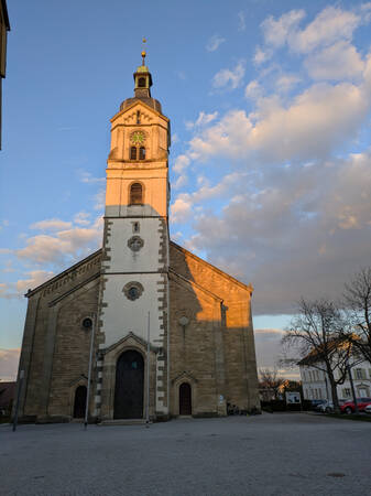 015_003 An einem herrlichen Wintertag wird eine Kirche am frühen Abend vom Abendlicht angeleuchtet
