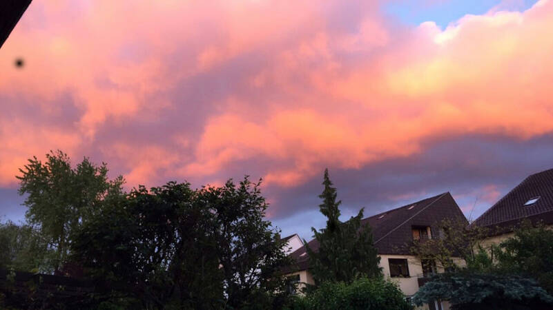 015_005 Ein imposanter Sonnenuntergang vor einer Dorfsilhouette