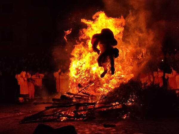 021_001 Hexentanz in der Fasnetshochburg - Sprung über das Feuer