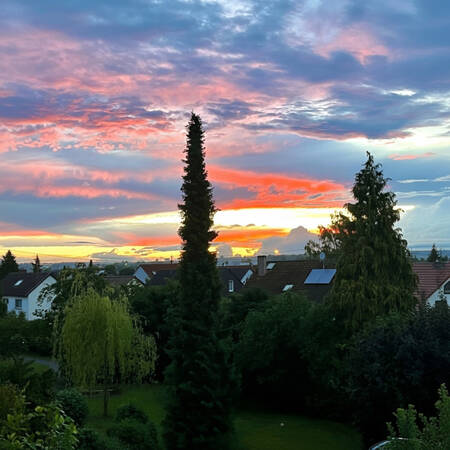 024_003 Ein beeindruckender Sonnenuntergang und ein herrlicher Blick über Häuser auf eine weite Ebene
