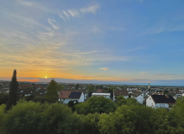 024_004 Wunderschöne Abendstimmung mit Blick über eine Siedlung auf eine weite Ebene