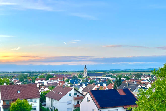 025_001 Dieses Bild zeigt eine Stadtlandschaft mit historischen Gebäude im Hintergrund eine weite Ebene