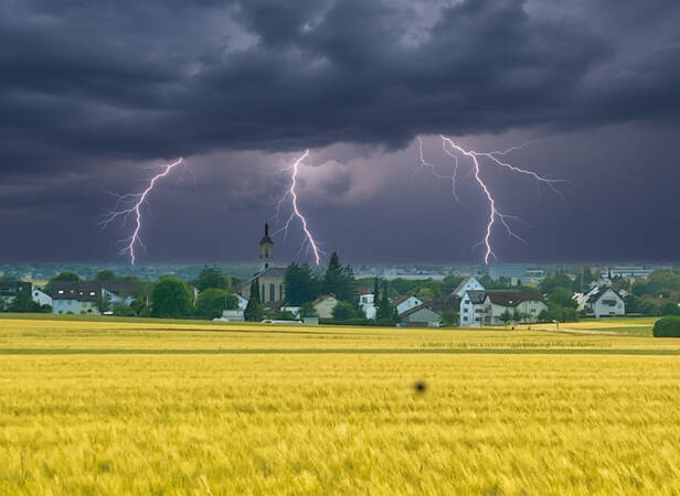 1. Platz: Ralf Nagel Fotowettbewerb "So schön ist Neuhausen" 023_001 Bedrohliche und leuchtende Gewitterstimmung vor einer Dorfsilhouette
