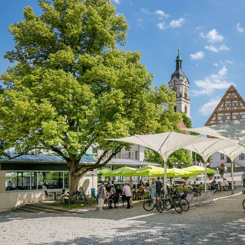 Beliebter Treffpunkt im Sommer - das Café Rotenhans auf dem Schlossplatz