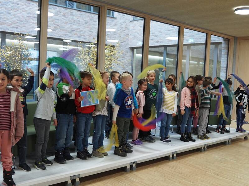 Kinder singen bei der Einweihung der Anton-Walter-Schule im Oktober 2023