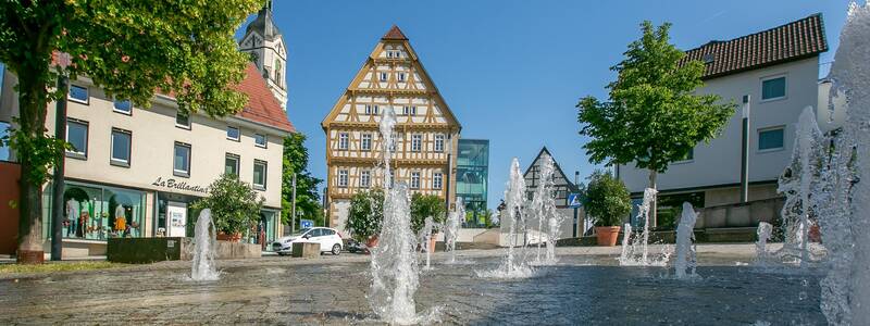 Schlossplatz Neuhausen mit Brunnen, im Hintergrund Bildungszentrum Oberes Schloss