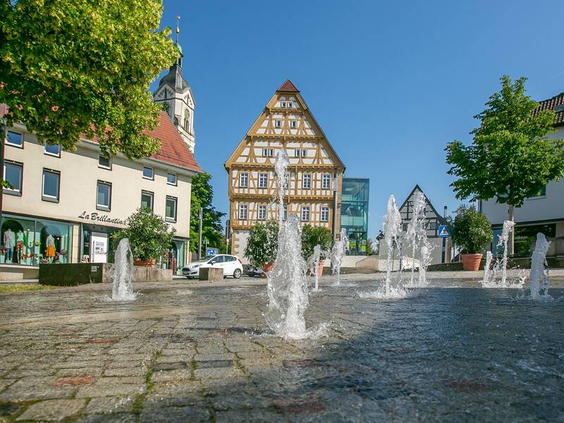 Schlossplatz Neuhausen mit Brunnen, im Hintergrund Bildungszentrum Oberes Schloss