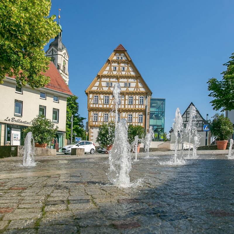 Schlossplatz Neuhausen mit Brunnen, im Hintergrund Bildungszentrum Oberes Schloss