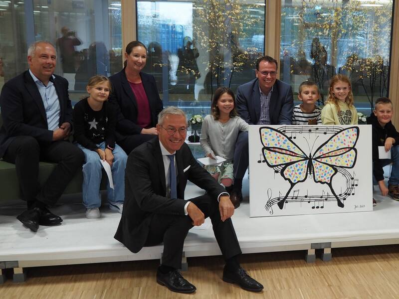 Einweihung Anton-Walter-Schule - Festakt mit Staatssekretär Schebesta (sitzende in der Mitte)